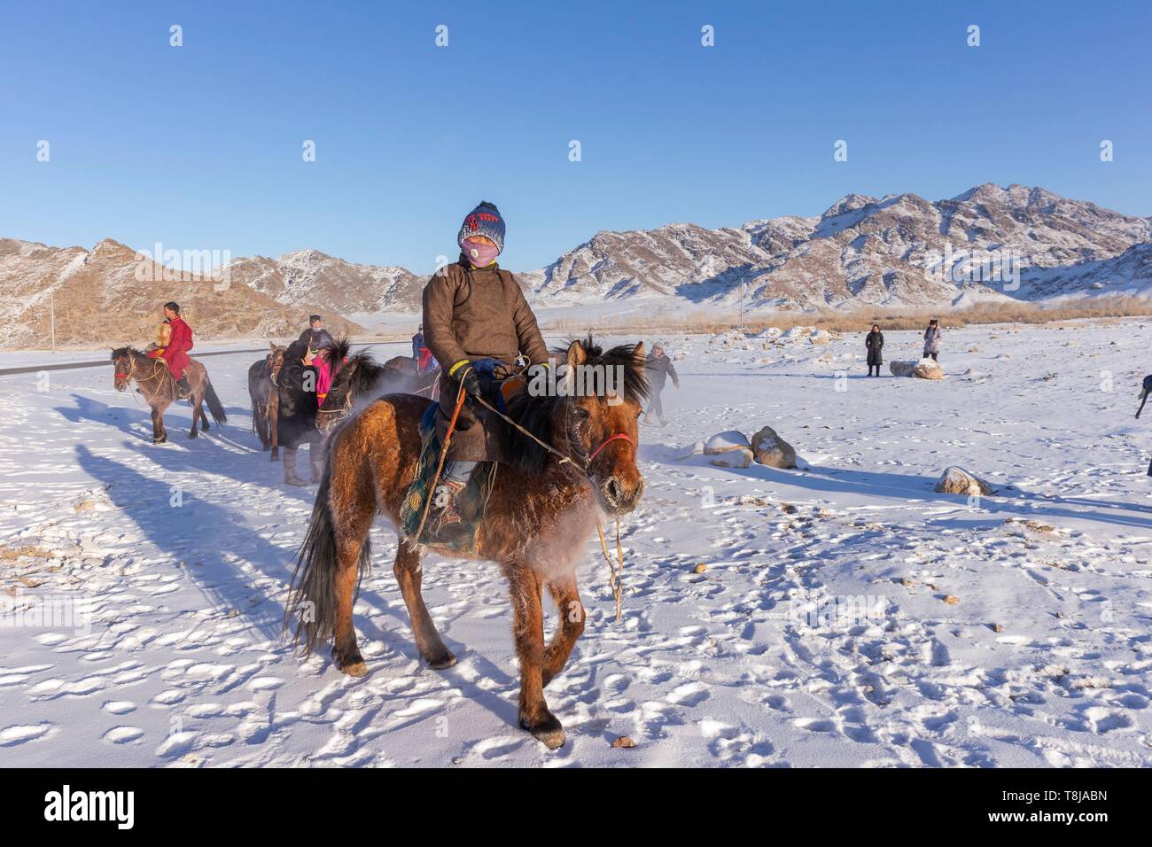 Mongolia, Mongolia occidental, Mankhan Khvod provincia, municipio, mongoles a caballo Foto de stock