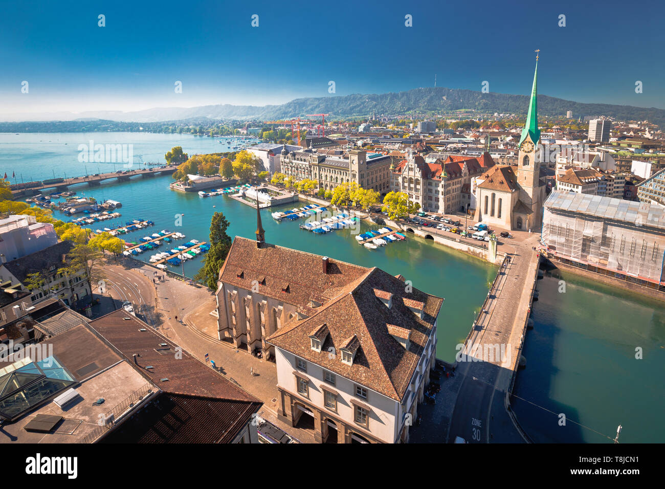 Zurich y el río Limmat waterfront vista aérea, la ciudad más grande de Suiza Foto de stock