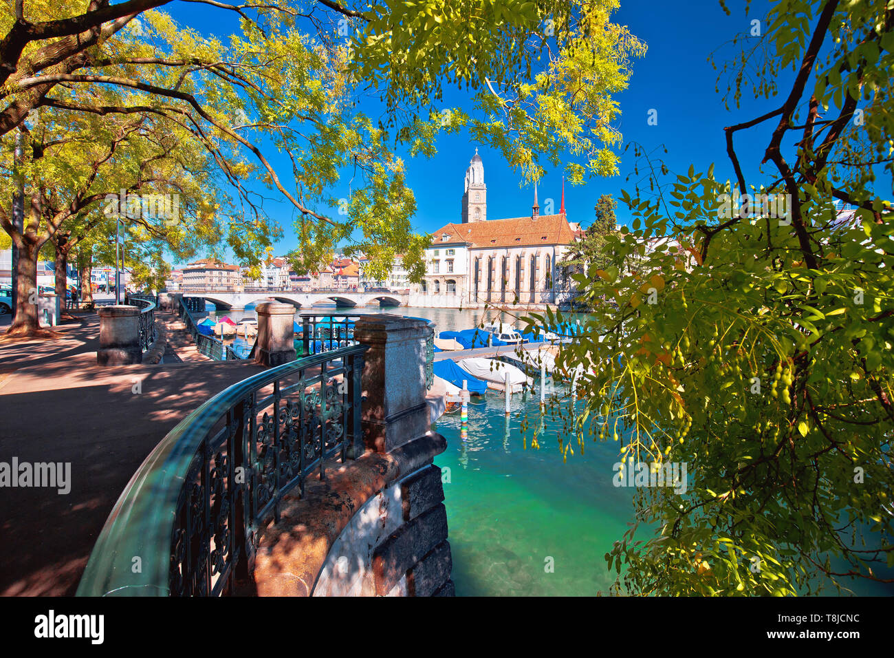 Zurich Costanera Río Limmat y puntos de vista colorida, la ciudad más grande de Suiza Foto de stock