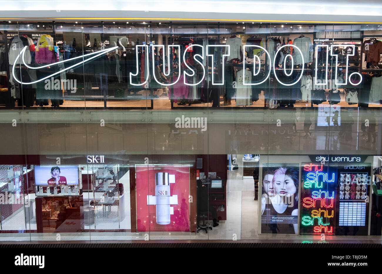 Psicologicamente juez si Multinacional americana marca de ropa deportiva Nike Store visto mostrando  sólo hacerlo logo en Hong Kong Fotografía de stock - Alamy