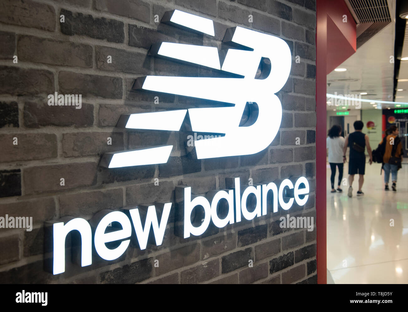 American calzado New Balance store y logotipo visto en Hong Kong de stock - Alamy