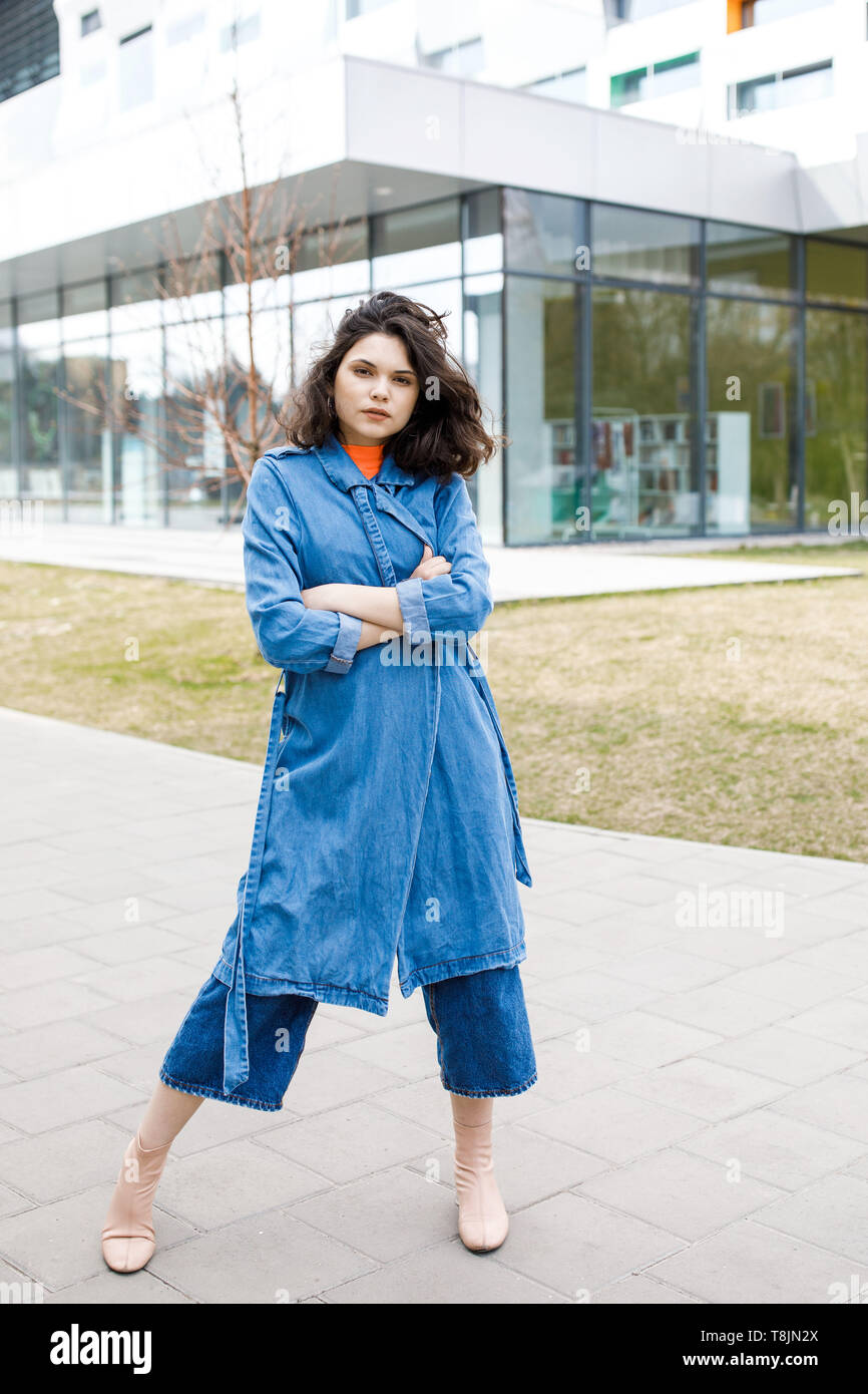Chica guapa joven caminando por la calle, vestida con pantalones vaqueros y  camisa denim Fotografía de stock - Alamy
