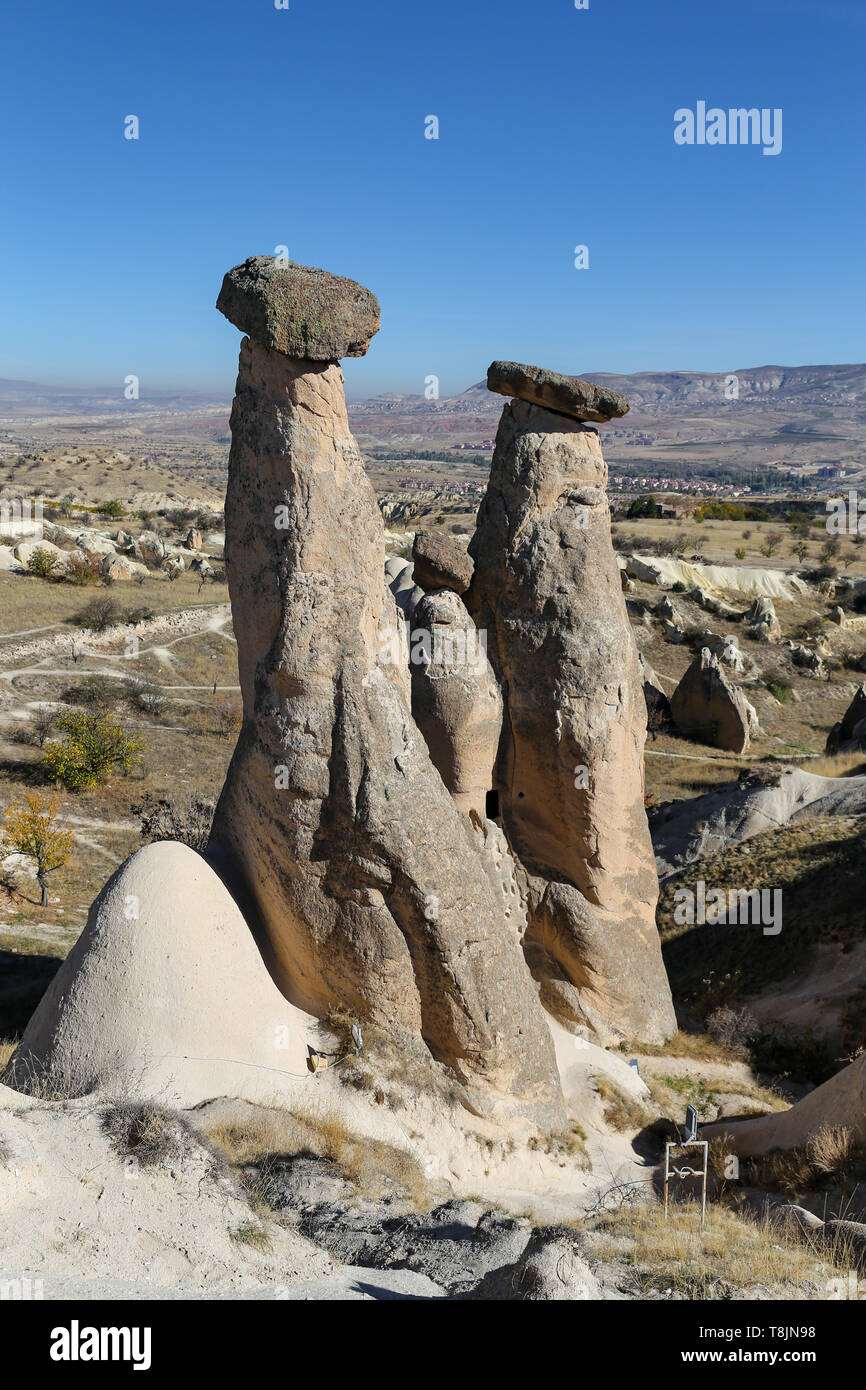 3 bellezas chimeneas de hadas de Urgup, en Capadocia, en la ciudad de la ciudad de Nevsehir, Turquía Foto de stock