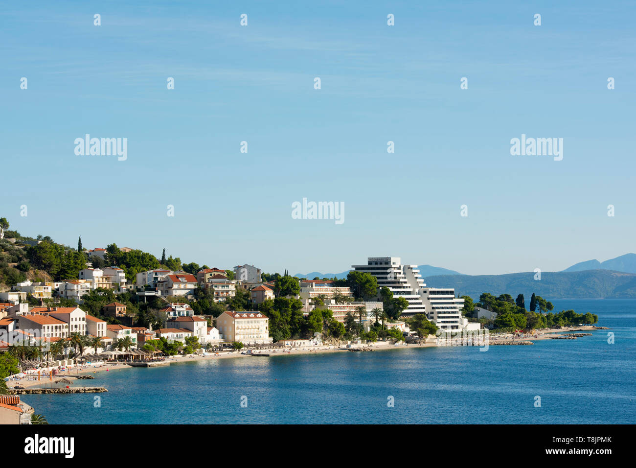 Kroatien, Dalmatien, Makarska Riviera, Podgora. Stadtstrand, rechts Medora Irsa Familia Beach Resort Foto de stock