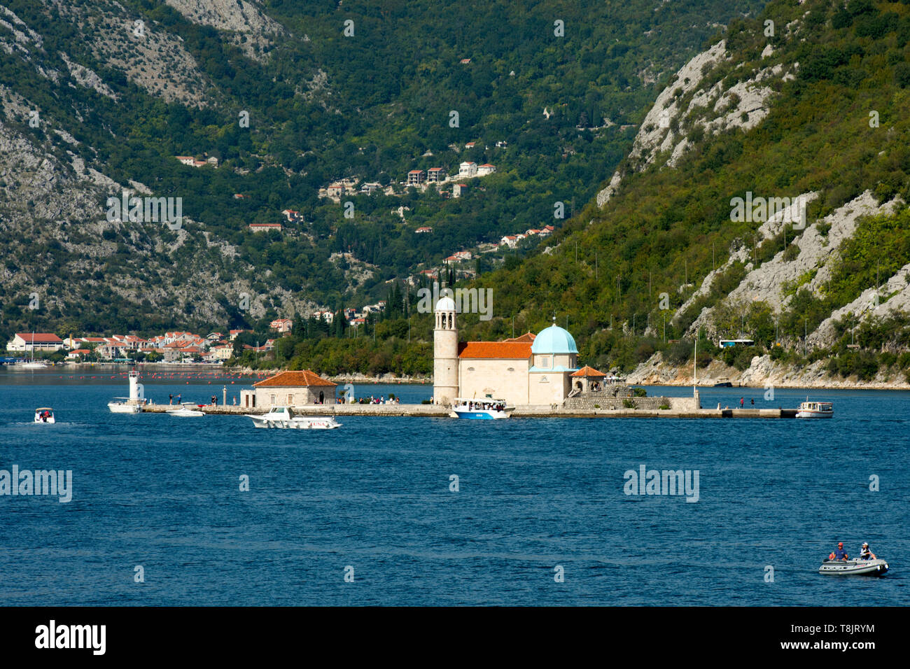 Montenegro, Perast, künstliche Insel Gospa od Škrpjela (italienisch Madonna dello Scarpello, deutsch Maria vom Felsen) Foto de stock