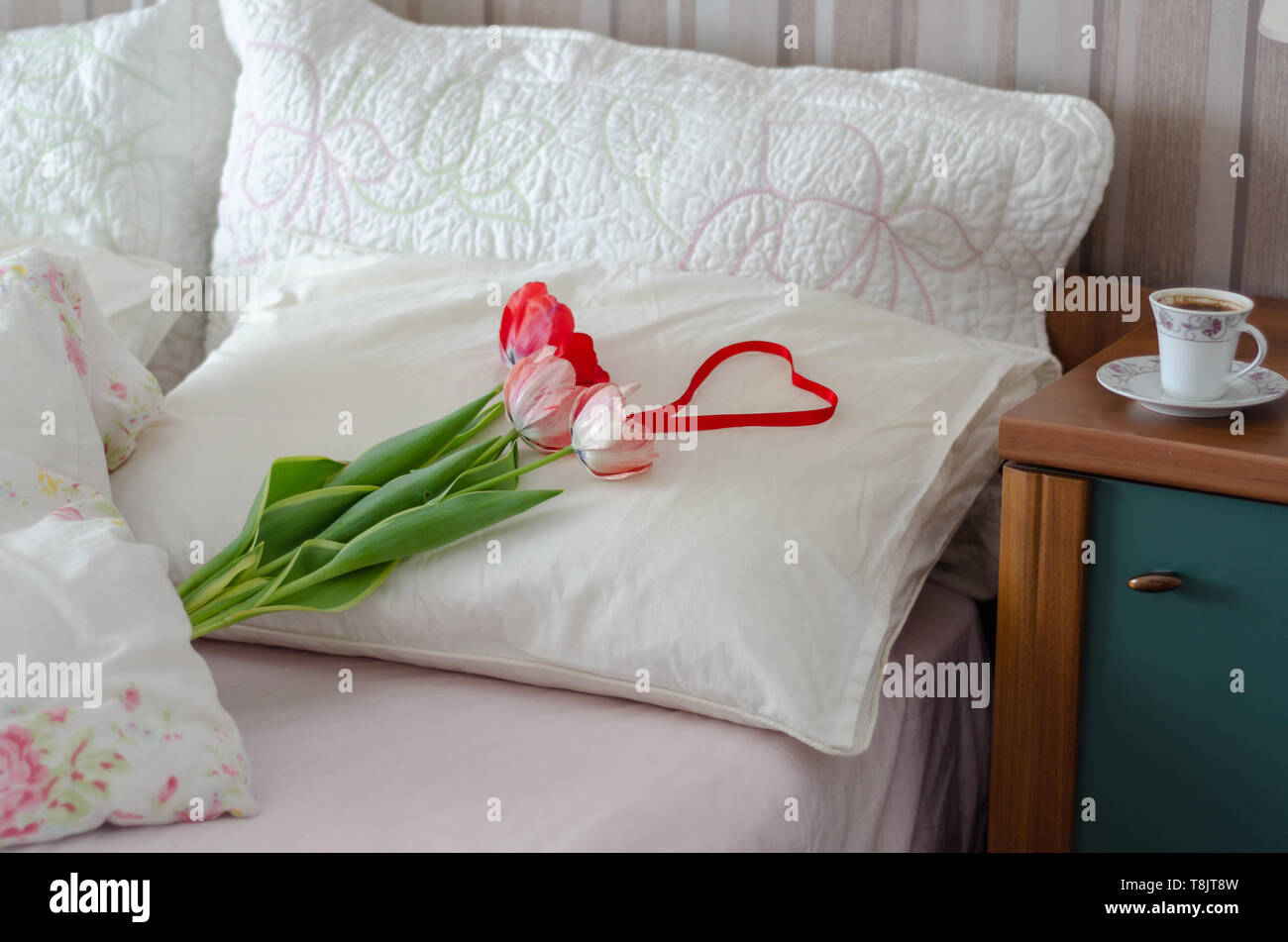 Ramo de tulipanes de colores en una acogedora cama.Stil-vida día de la madre, día de San Valentín, el 8 de marzo,la pascua,birtday concepto. Foto de stock