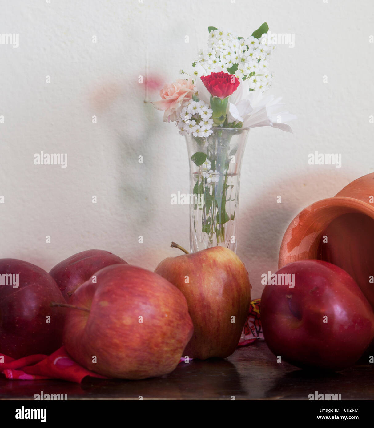 Flores y frutos en la tabla anterior. Still life Foto de stock