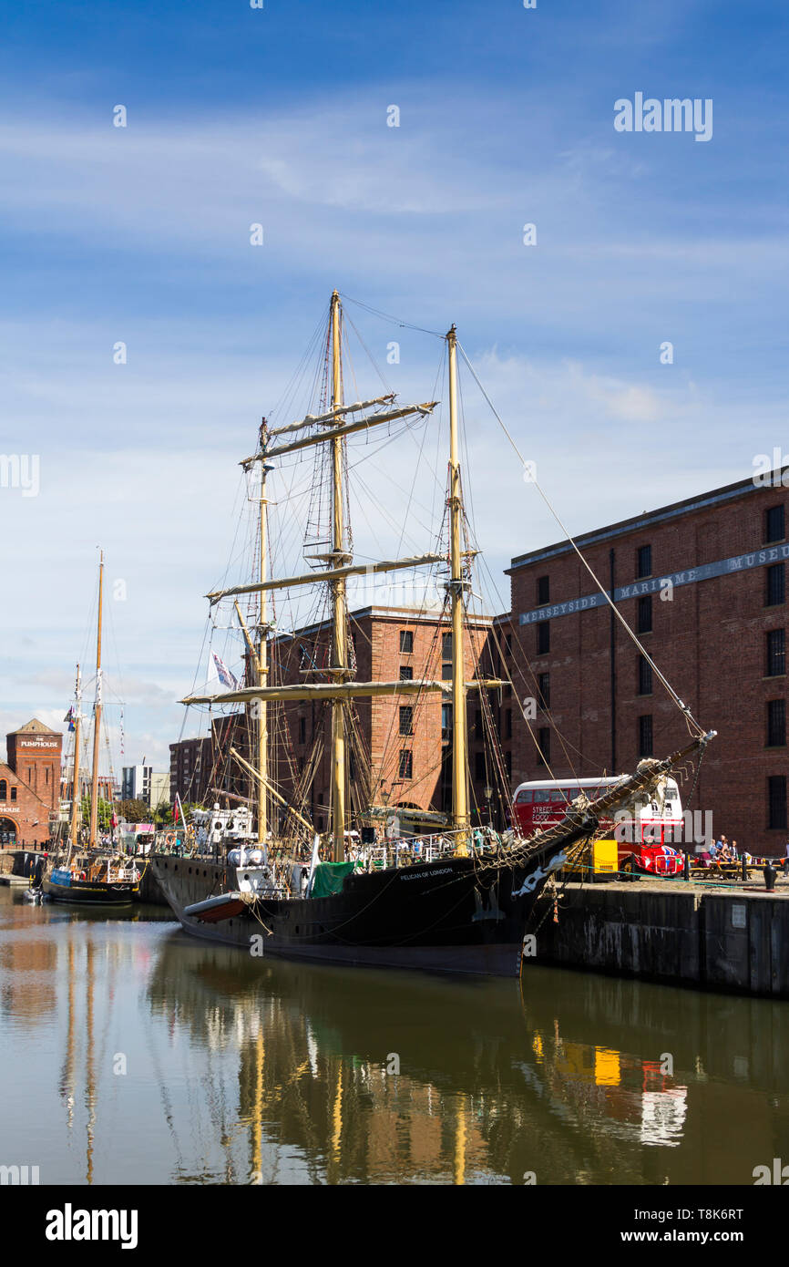 Pelican de Londres mástil principal barquentine Tall Ship amarrado en el Canning Dock fuera del museo marítimo en el Liverpool Albert Docks. Foto de stock