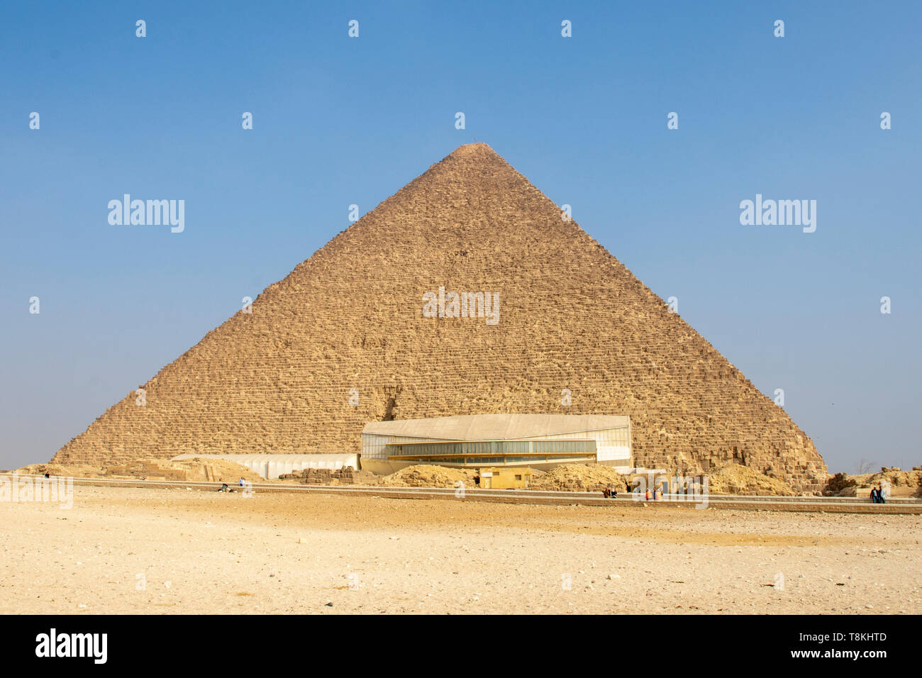 Moderno edificio en la base de la pirámide del faraón Khufu alberga un gran barco de madera construido, casi con toda seguridad por Khufu hace más de 4.000 años. Foto de stock