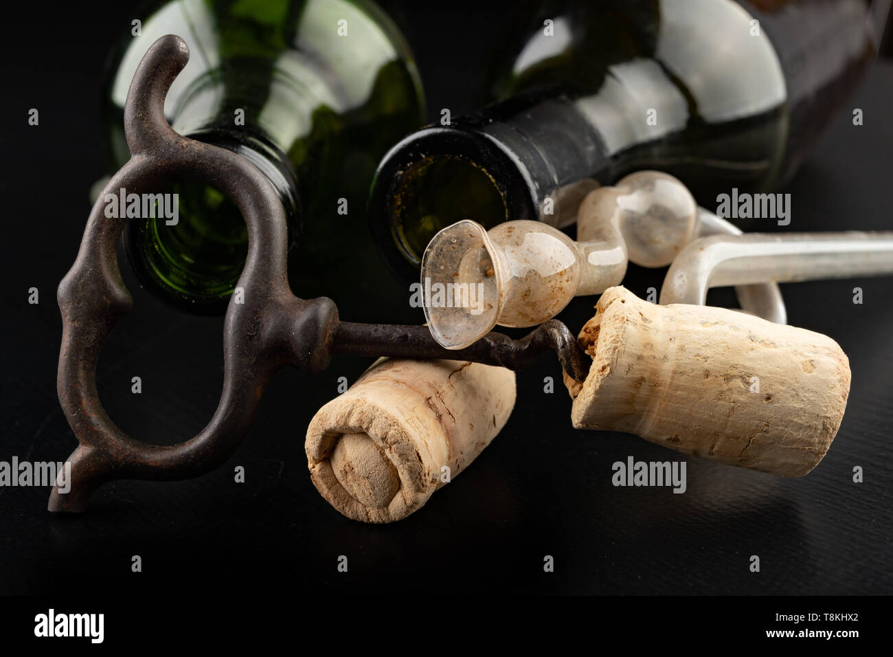 Tubo de fermentación y Sacacorchos en un cuadro negro. Los accesorios  necesarios para preparar vinos caseros. Fondo oscuro Fotografía de stock -  Alamy