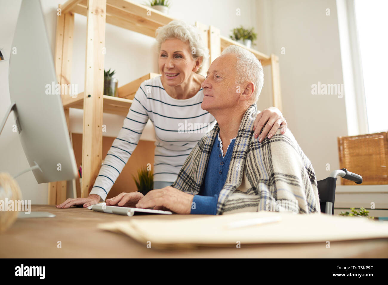 Las parejas ancianas con PC Foto de stock