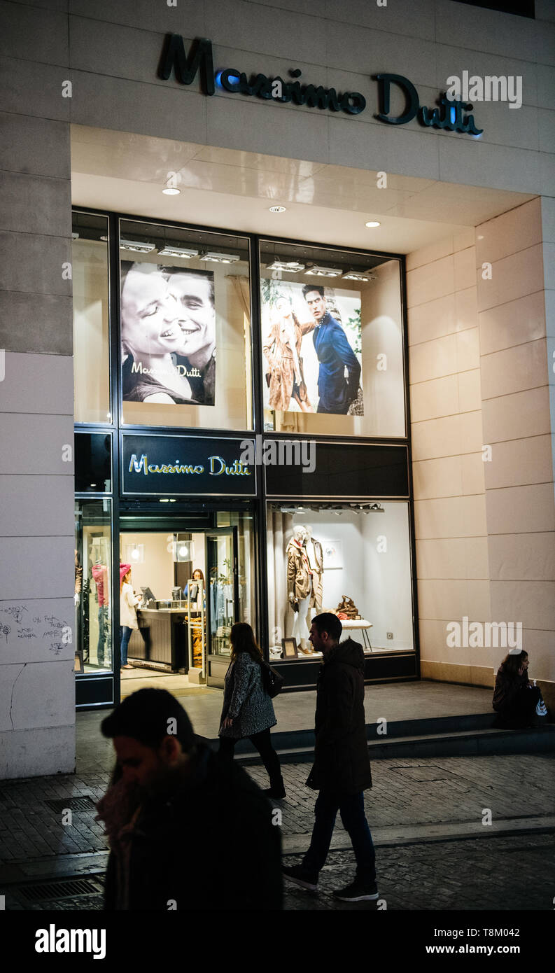 Atenas, Grecia - 26 Mar 2016: Vista desde la calle, la gente de compras de  los clientes dentro de Massimo Dutti tienda de lujo en el centro de Atenas,  al atardecer Fotografía