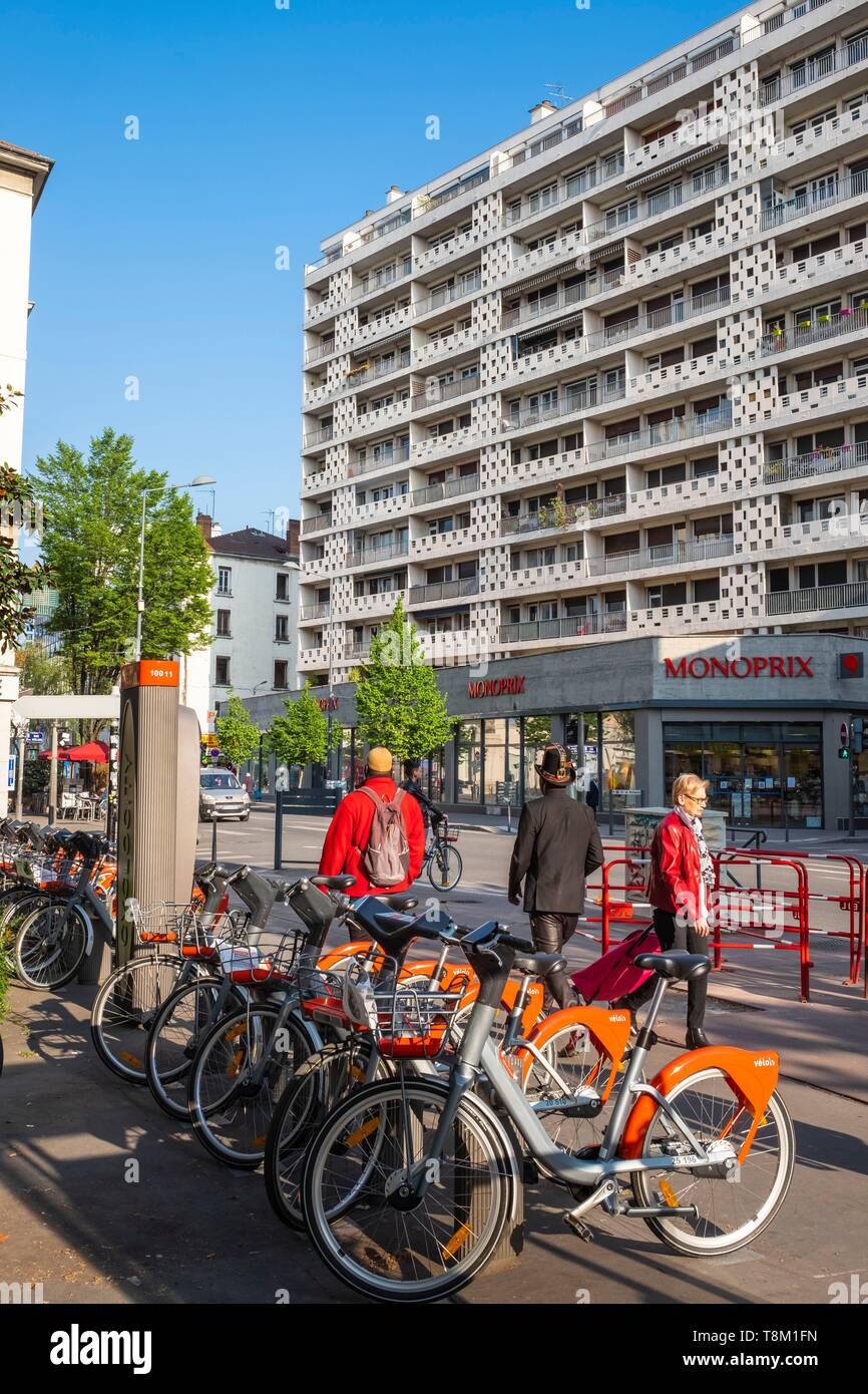 Francia, Rhone, Villeurbanne, distrito Gratte-Ciel, Cours Emile Zola, Velo'v es un auto-servicio sistema de bicicletas establecido en el Lyon Metropole Foto de stock