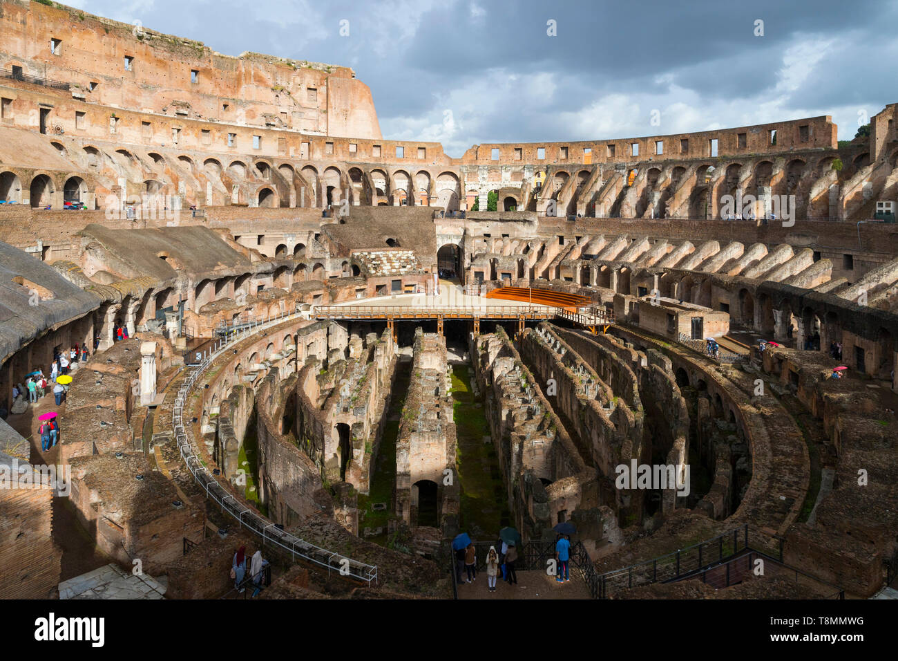 Italia, Roma: vestigios romanos del Coliseo (o Coliseo), el Coliseo, el sitio turístico registrado como un sitio del Patrimonio Mundial de la UNESCO Foto de stock
