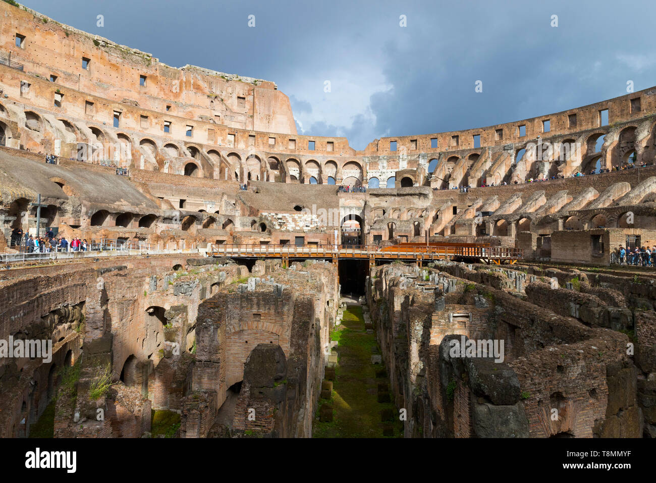 Italia, Roma: vestigios romanos del Coliseo (o Coliseo), el Coliseo, el sitio turístico registrado como un sitio del Patrimonio Mundial de la UNESCO Foto de stock