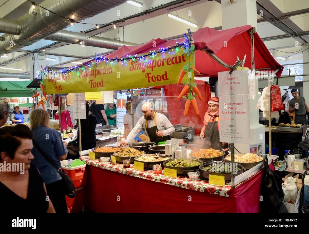 Puesto de comida de Singapur en domingo de lujo de Brick Lane London East UK Foto de stock