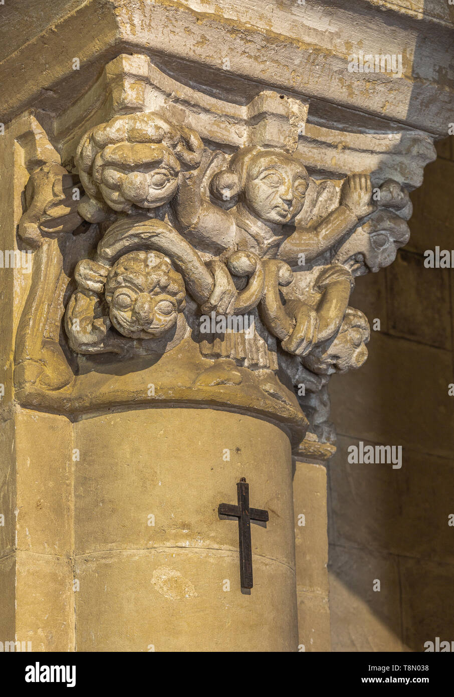 Capitales con figuras fantásticas en la iglesia de San Giovanni Battista, Matera, Basilicata, Italia, Europa Foto de stock