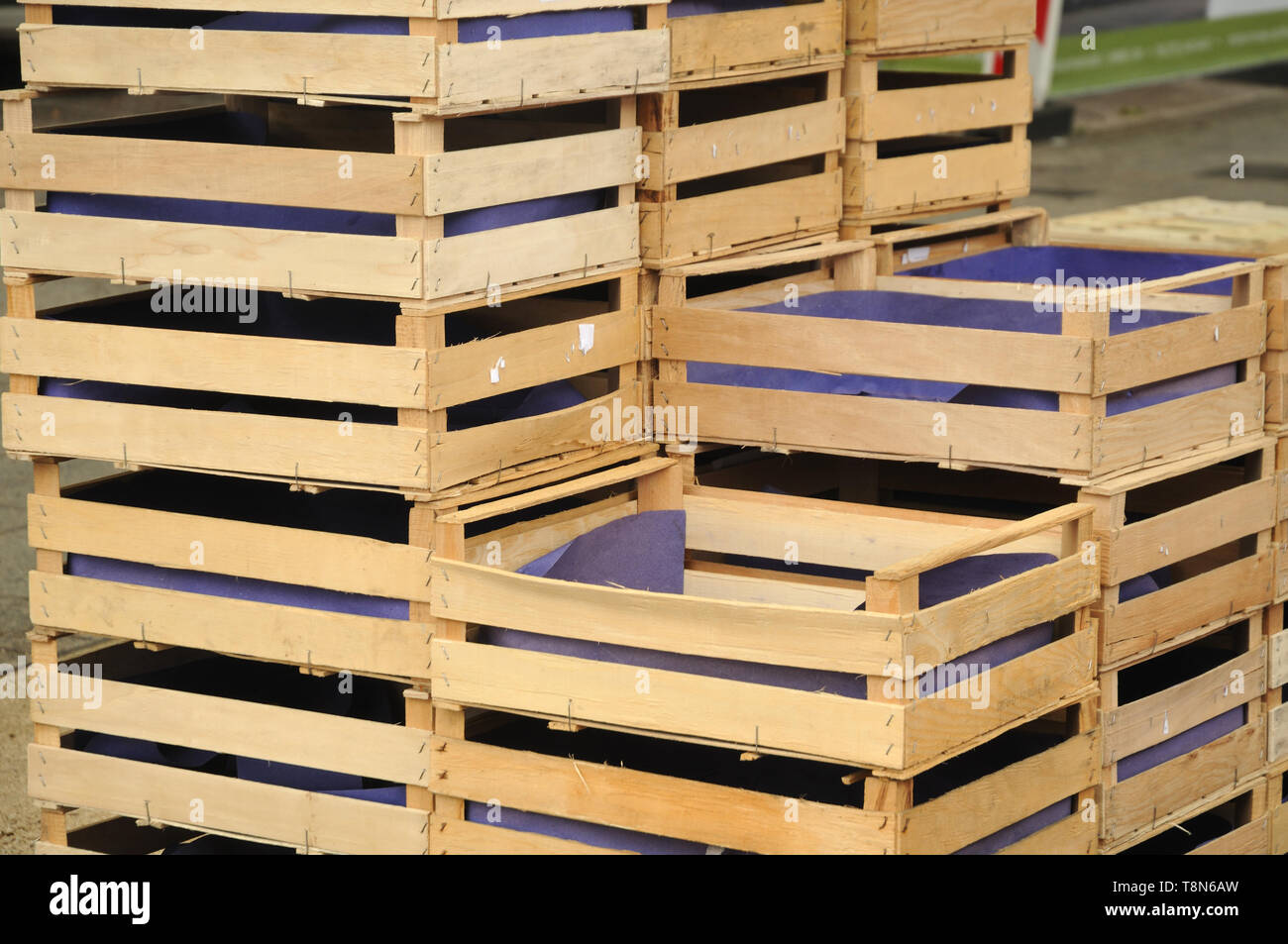 Pila de madera vacías cajas de frutas en el mercado de los granjeros  Fotografía de stock - Alamy