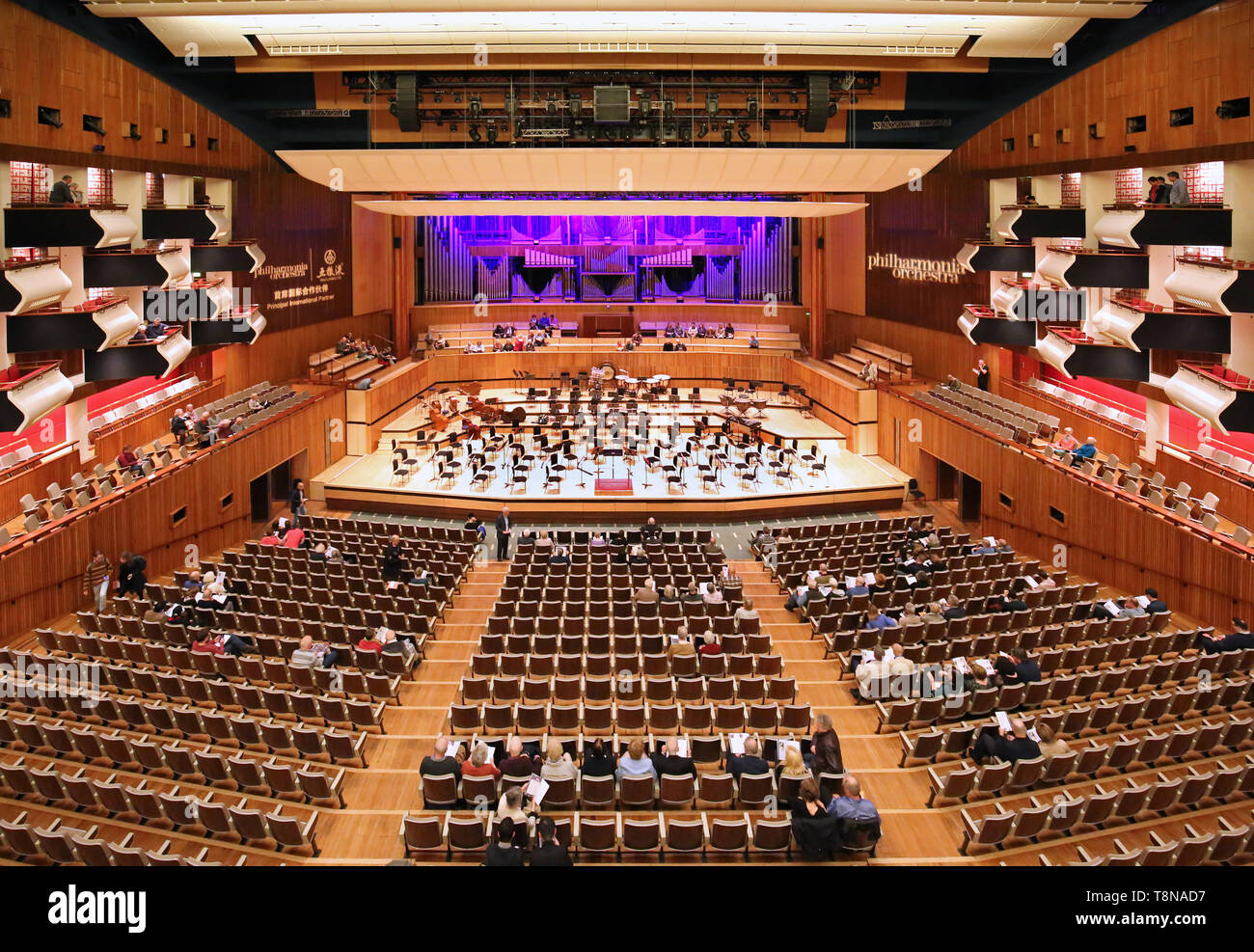 Interior del Royal Festival Hall de Londres, South Bank (inaugurado en 1951. Escenario preparado para orquesta, entrando en la audiencia para un concierto de música clásica. Foto de stock