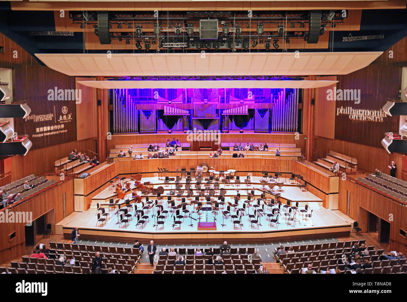 Interior del Royal Festival Hall de Londres, South Bank (inaugurado en 1951. Escenario preparado para orquesta, entrando en la audiencia para un concierto de música clásica. Foto de stock