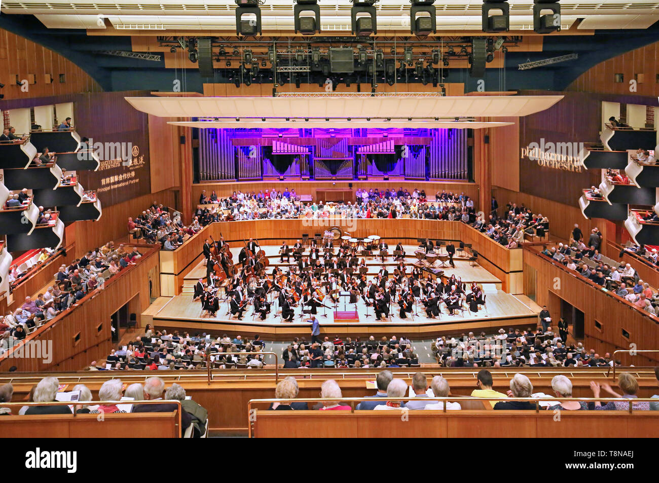 Interior del Royal Festival Hall de Londres del Banco del Sur. Inaugurado en 1951, renovado en 2007. Orquesta en el escenario, el público sentado. Foto de stock