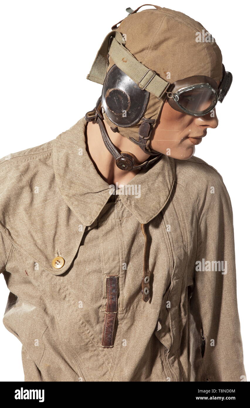 Un conjunto uniforme de un piloto, el atuendo de verano de vuelos de verano  casco con micrófono de laringe, con gafas de aviador tieback. Combinación  de verano con 'zip' Ri-Ri cierres y