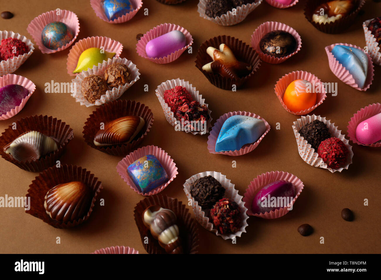 Trufas de chocolate decoradas fotografías e imágenes de alta resolución -  Página 5 - Alamy