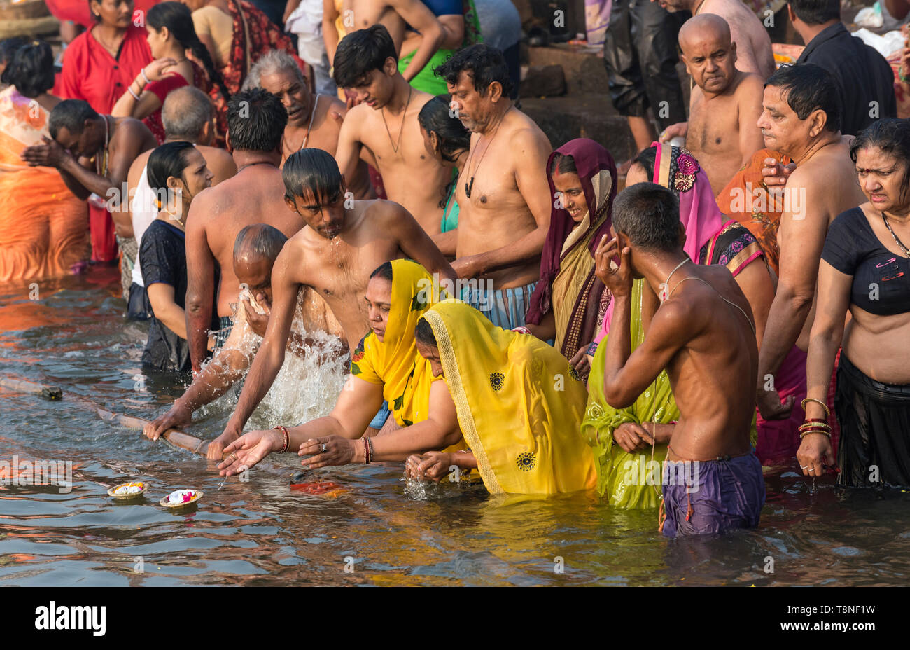 La gente realiza el baño ritual y sadhana Oraciones en el río Ganges,  Varanasi, India Fotografía de stock - Alamy