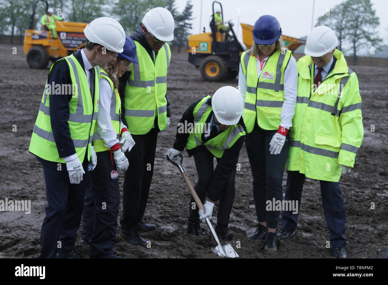 Atletas y dignatarios durante el ceremonial pionero de los juegos de la Commonwealth en 2022, en la Aldea de Atletas Perry Barr, Birmingham Foto de stock