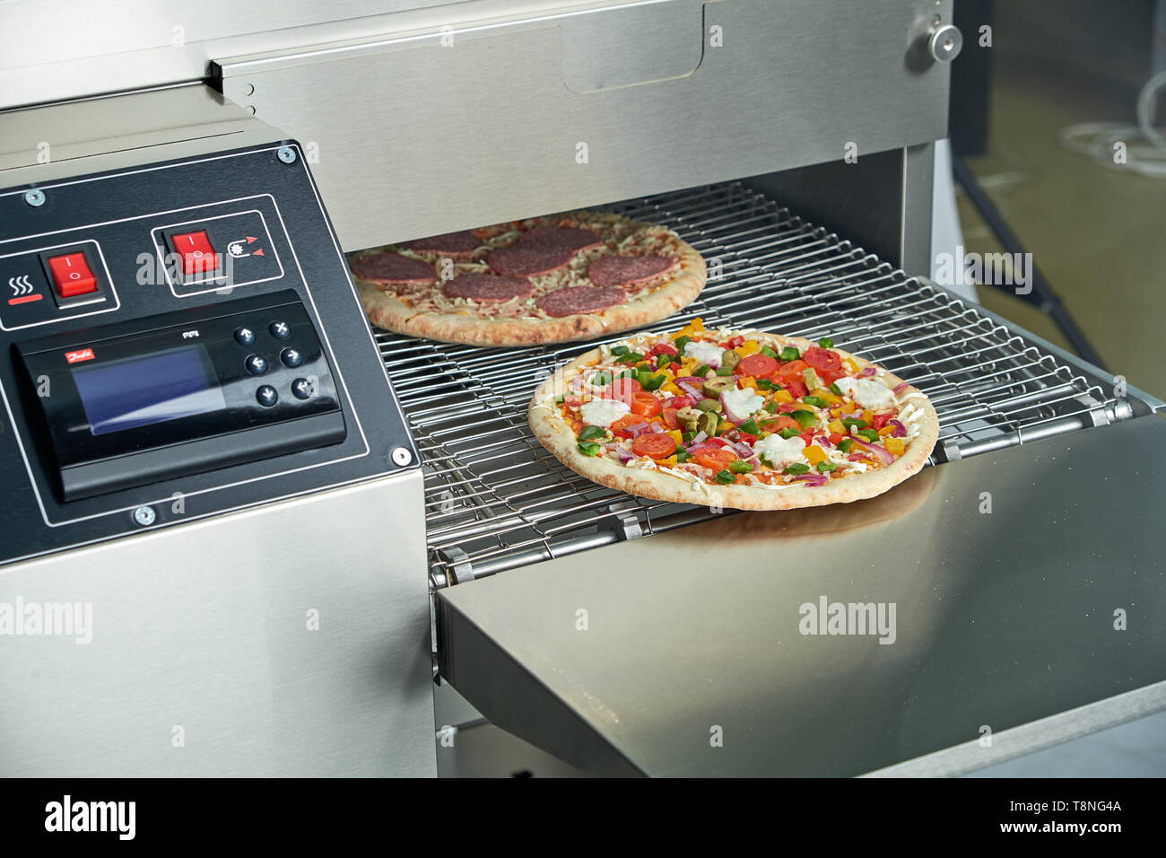 Pizza horno eléctrico industrial con display LCD para catering.  Equipamiento de cocina profesional Fotografía de stock - Alamy