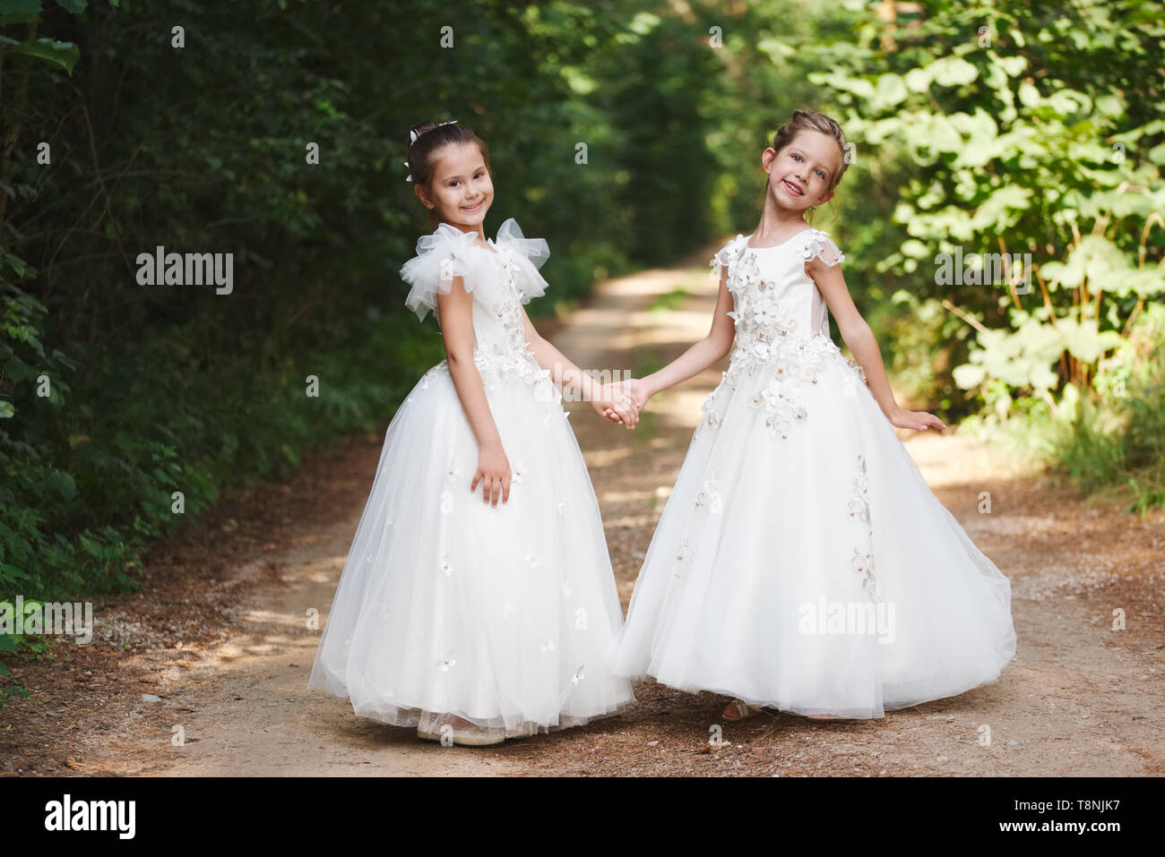 Feliz chicas hermosas con blanco vestidos de novia Fotografía de stock -  Alamy