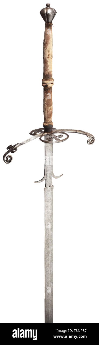 Un austríaco de espada de dos manos, circa 1580 Hoja de diamante, la  ampliación de la sección hacia el punto con un largo ricasso, los guardias  están estampadas con la marca 'G'.
