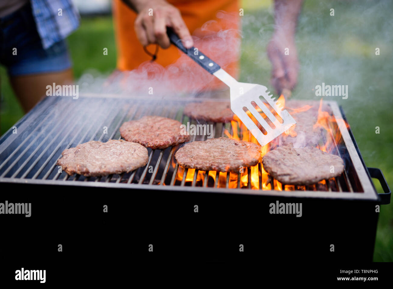 Deliciosa parrillada de carne con verduras sobre las ascuas sobre barbacoa Foto de stock