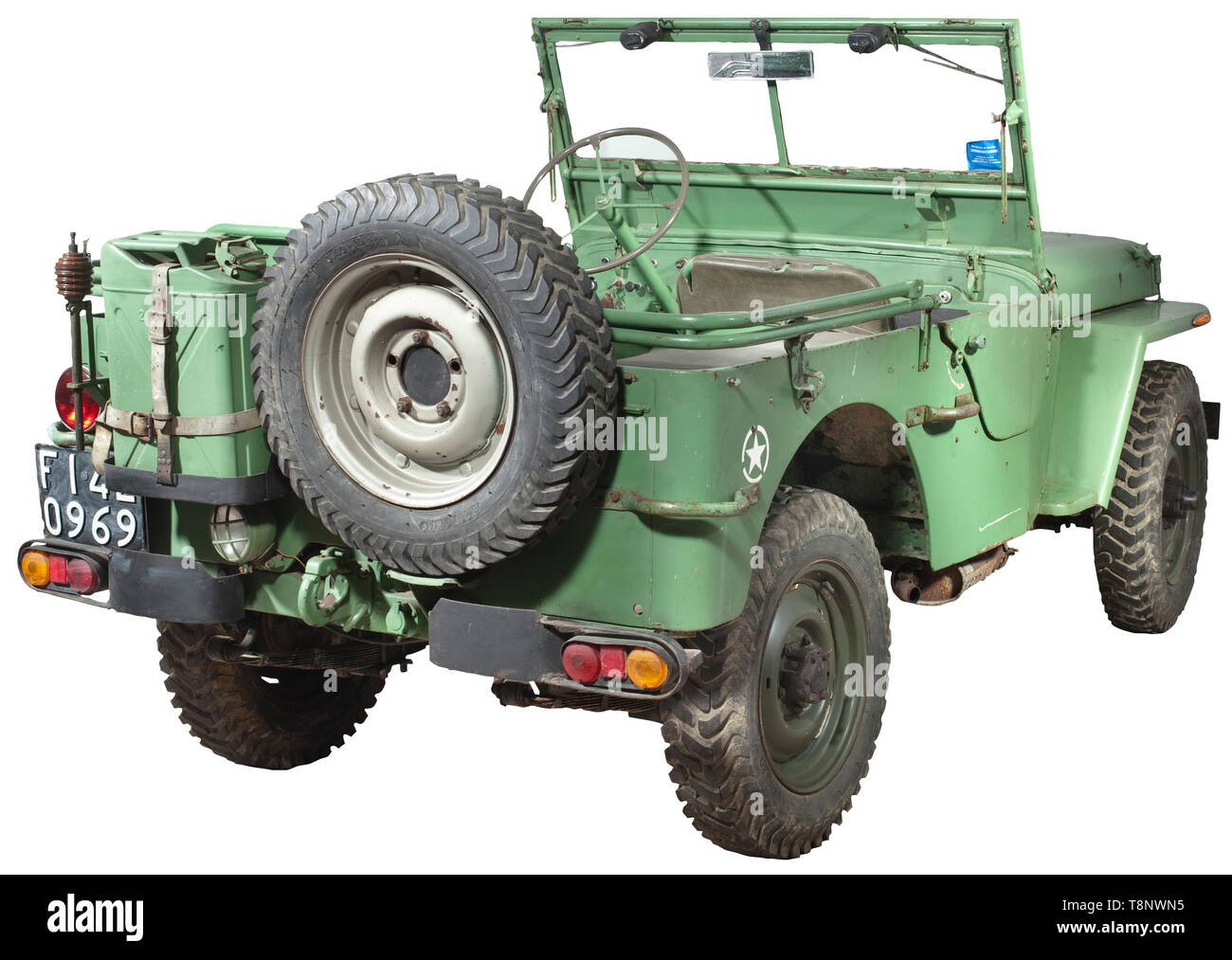Un jeep Willys MB calcula el año de producción: 1945. Funcional. Número de  chasis cubiertos por la protección de los bajos de la carrocería. Chasis:  bastidor principal original no oxidados, soldado o