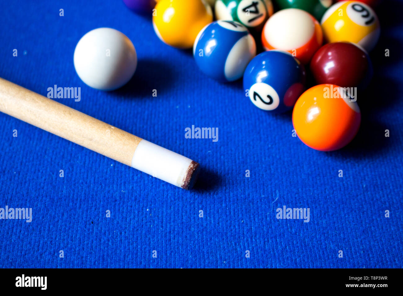 Bolas de billar pool sobre azul tabla juego de deporte. Mesa de Billar  juego de billar Fotografía de stock - Alamy