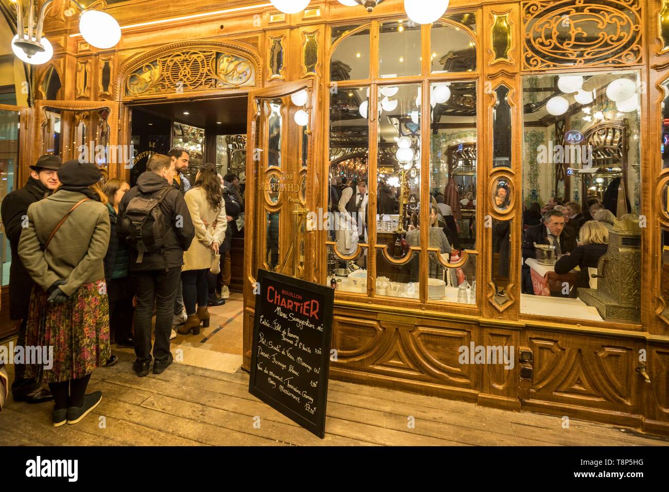 Francia, Paris, la línea de los clientes a la entrada del restaurante
