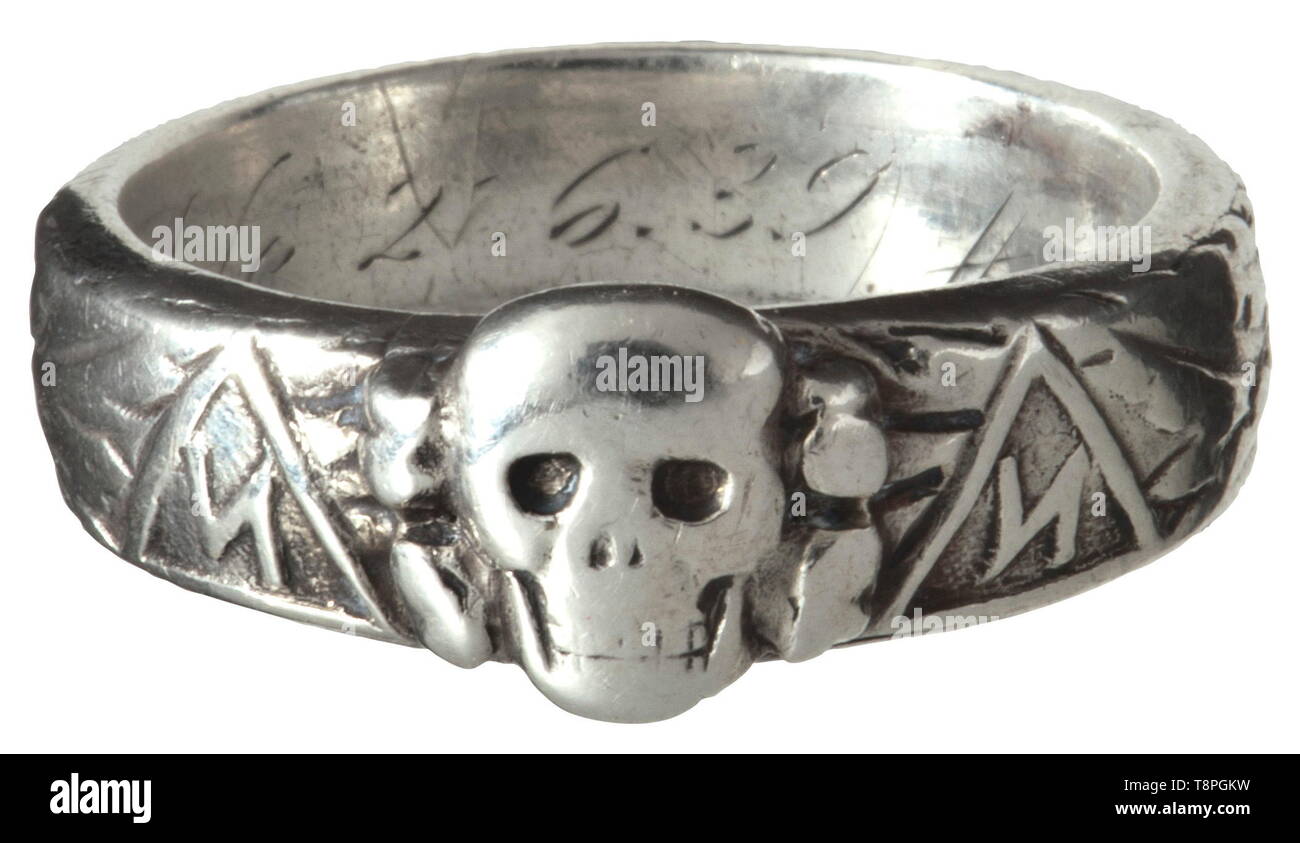 Un anillo de honor SS Producción Personalizada de la joyería Gahr, Munich,  soldadas por separado sobre la muerte del jefe, la superficie interior con  dedicatoria grabada 'S.lb. 21.6.39 Merkle H. Himmler". 8