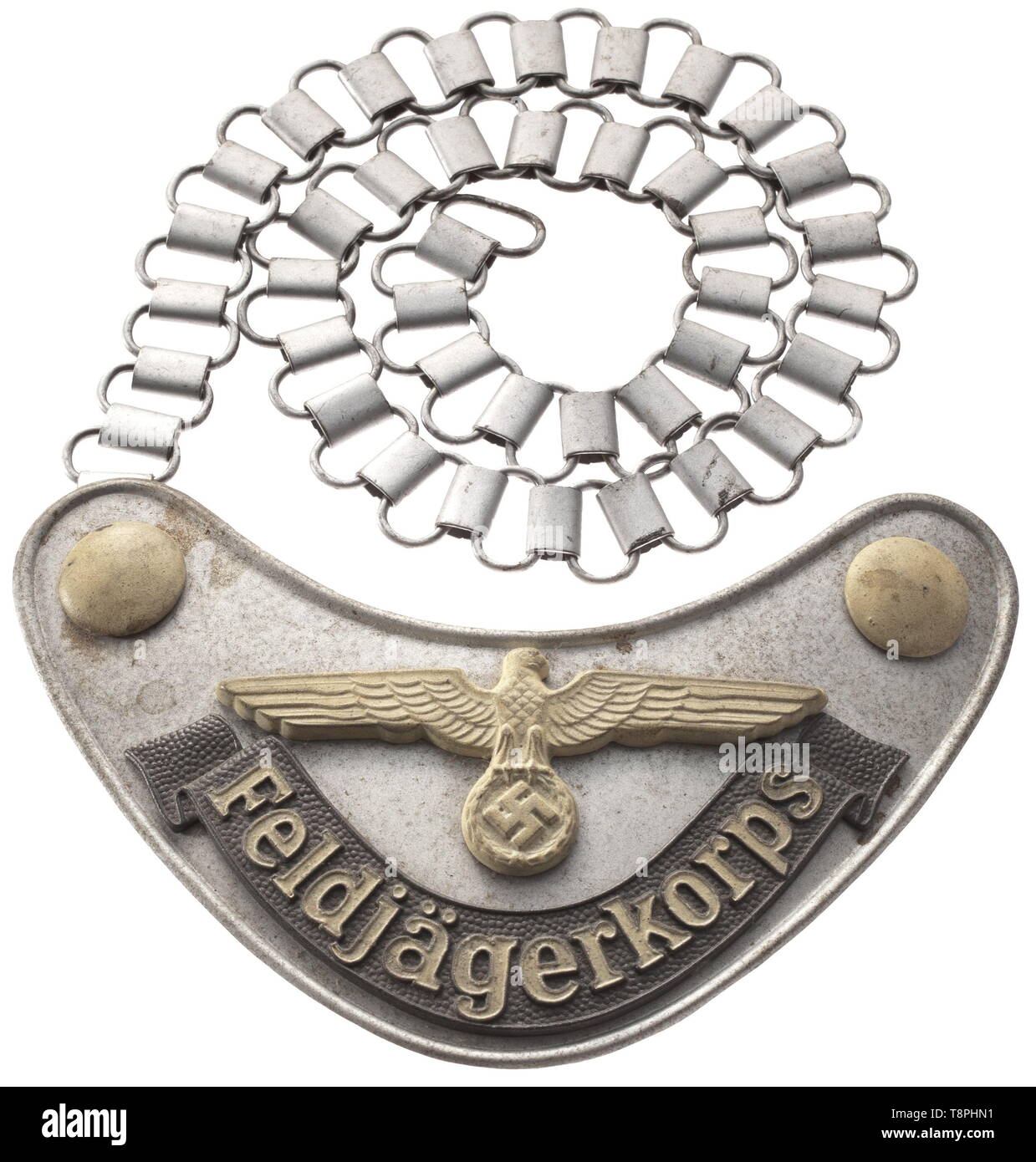 Un 'Feldjägerkorps gorget' de la Wehrmacht en el tipo a partir de 1944, el escudo de hierro lacado color Plata con gris aplicada bandeau 'Feldjägerkorps'. La inscripción, National Eagle y botones en las esquinas resaltadas en la pintura luminiscente. Camisa de cartón marrón, cadena de hierro. Un raro, no usado gorget ordenadamente con detalles en relieve. Marcas de almacenamiento. El cuerpo Feldjäger fue planteada en 1944 para prevenir la deserción en las filas, y era relativamente independiente y podría llevar a cabo ejecuciones sumarias de soldados condenados. histórico, histórico, del siglo XX, sólo Editorial-Use Foto de stock