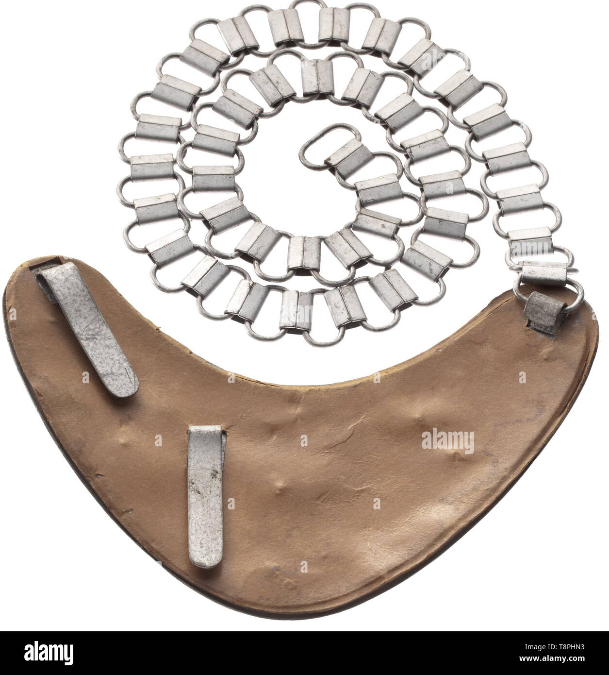 Un 'Feldjägerkorps gorget' de la Wehrmacht en el tipo a partir de 1944, el escudo de hierro lacado color Plata con gris aplicada bandeau 'Feldjägerkorps'. La inscripción, National Eagle y botones en las esquinas resaltadas en la pintura luminiscente. Camisa de cartón marrón, cadena de hierro. Un raro, no usado gorget ordenadamente con detalles en relieve. Marcas de almacenamiento. El cuerpo Feldjäger fue planteada en 1944 para prevenir la deserción en las filas, y era relativamente independiente y podría llevar a cabo ejecuciones sumarias de soldados condenados. histórico, histórico, del siglo XX, sólo Editorial-Use Foto de stock