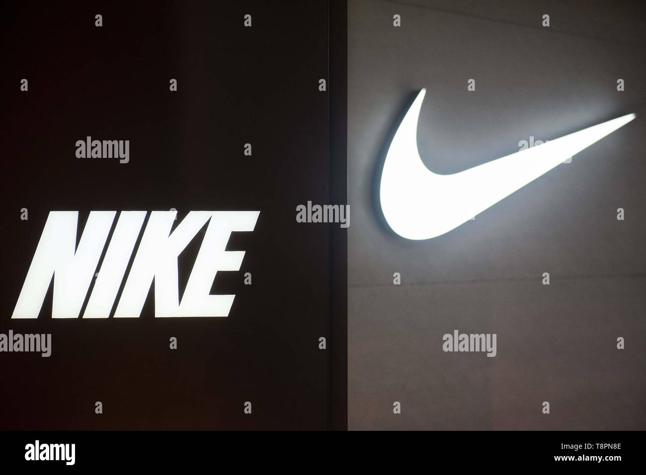 Aja voltaje laberinto Nike logo sign fotografías e imágenes de alta resolución - Página 6 - Alamy
