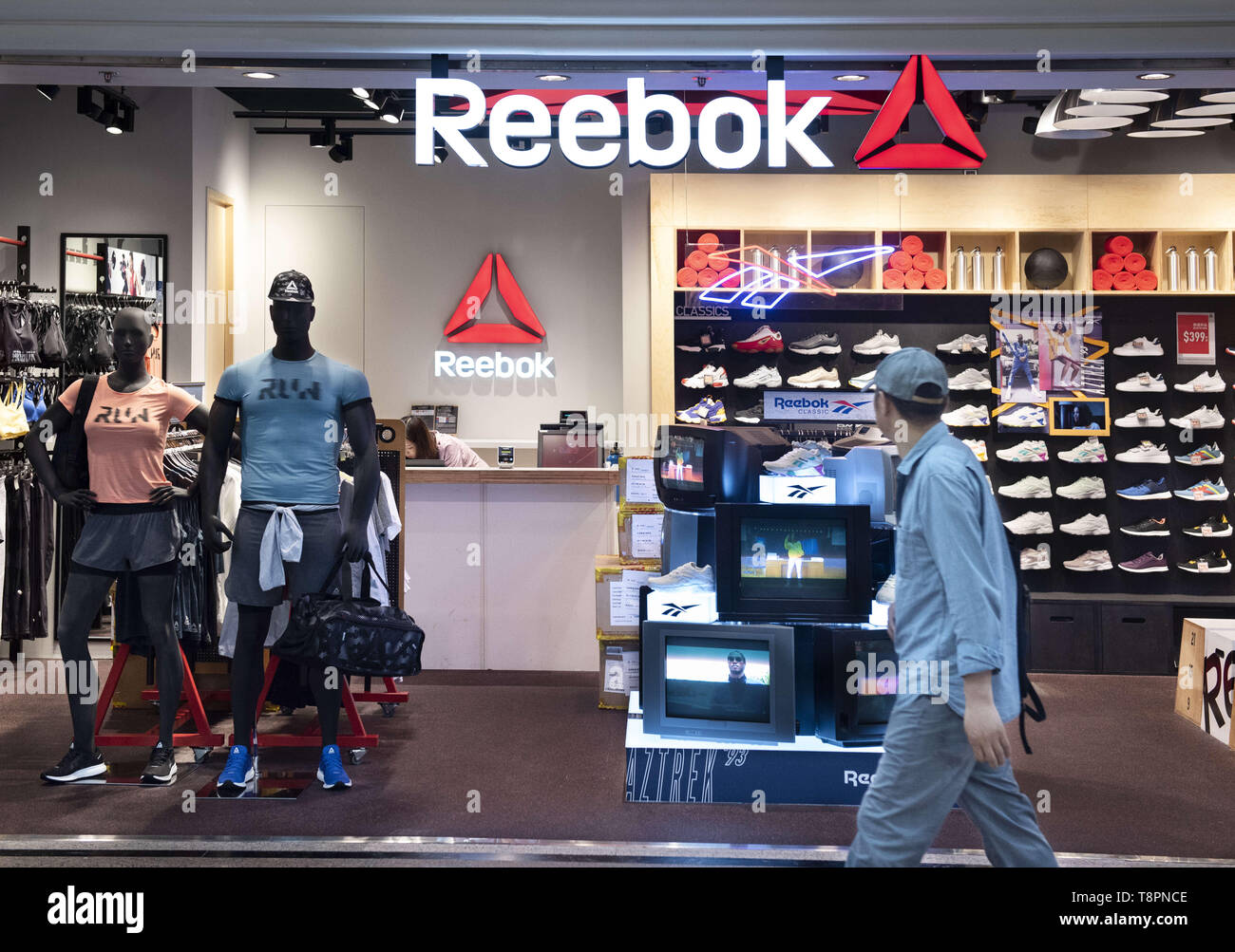 Reebok store fotografías e imágenes de alta resolución - Alamy