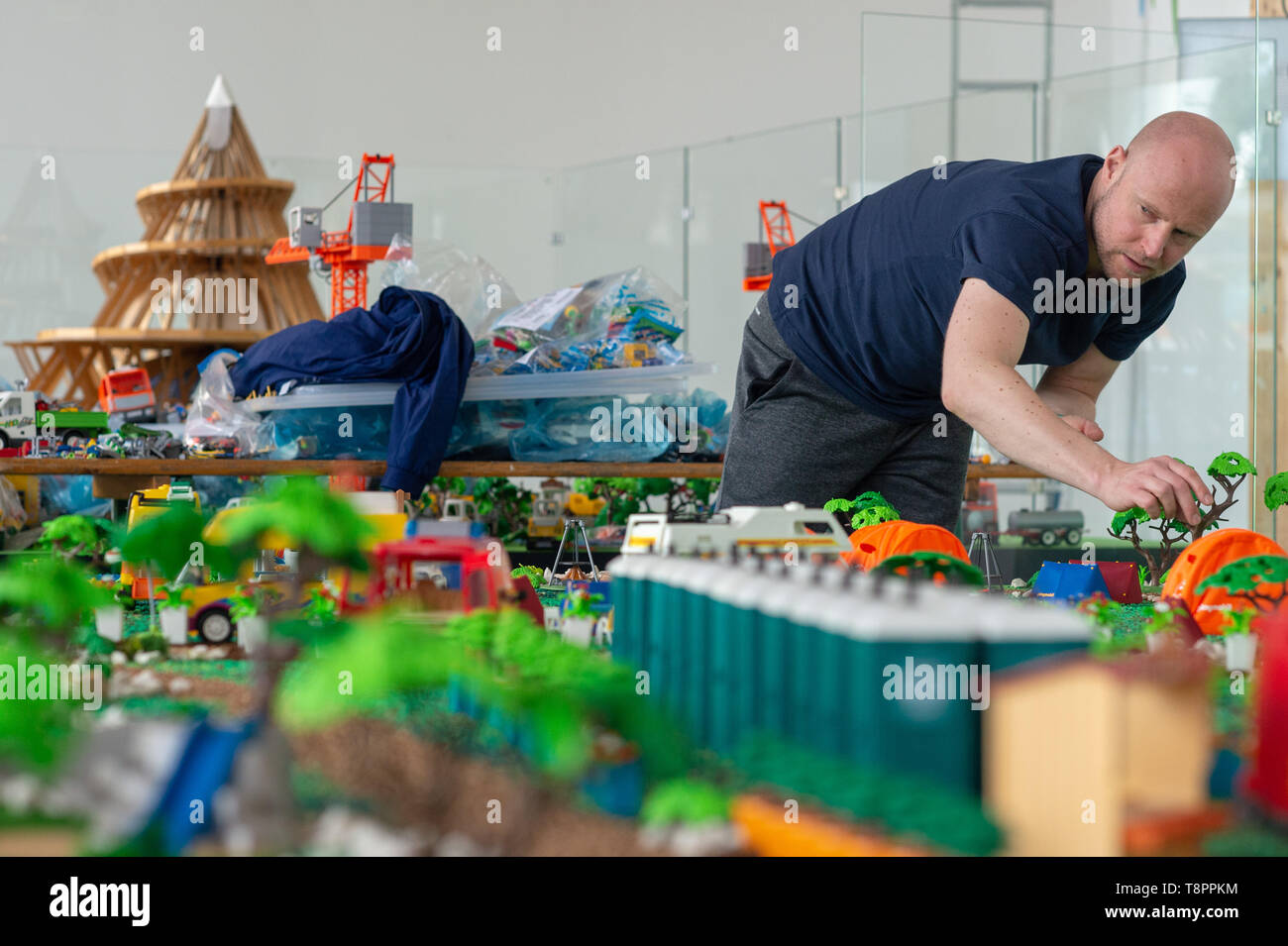 En Magdeburgo, Alemania. 14 de mayo de 2019. Playmobil collector Oliver  Schaffer coloca un árbol de Playmobil en un diorama en la torre del milenio  en el Elbauenpark. El artista está estableciendo