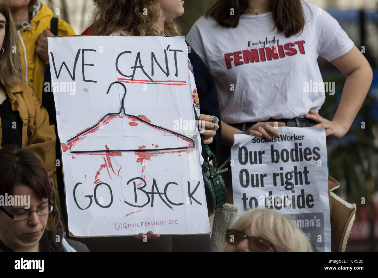 La mujer grupos Pro-Choice incluyendo hermana partidario, el derecho al aborto y a los médicos en el Reino Unido para la elección del Reino Unido se oponen a manifestantes anti-abortista en Westminster. Foto de stock