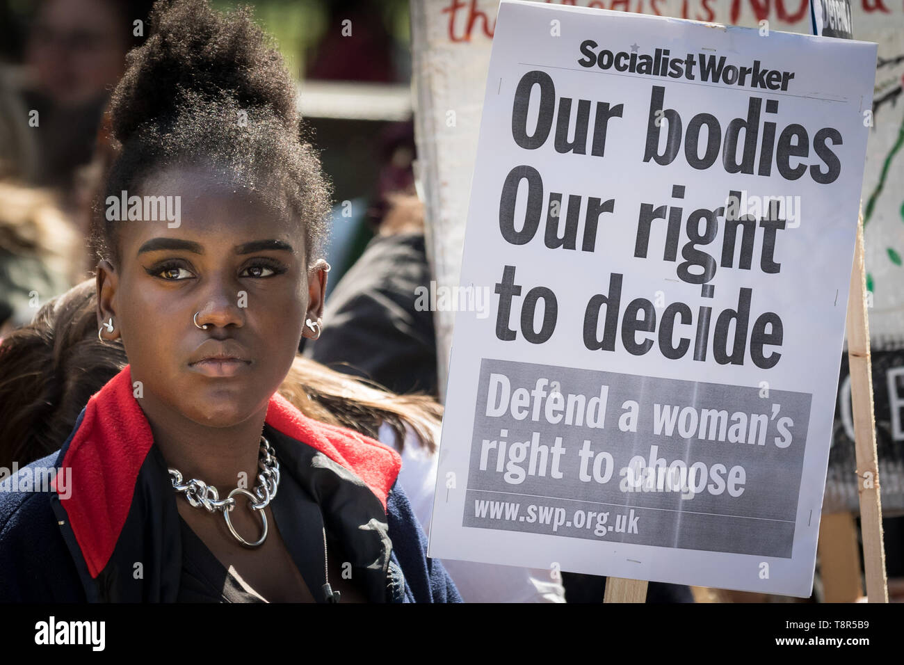 La mujer grupos Pro-Choice incluyendo hermana partidario, el derecho al aborto y a los médicos en el Reino Unido para la elección del Reino Unido se oponen a manifestantes anti-abortista en Westminster. Foto de stock