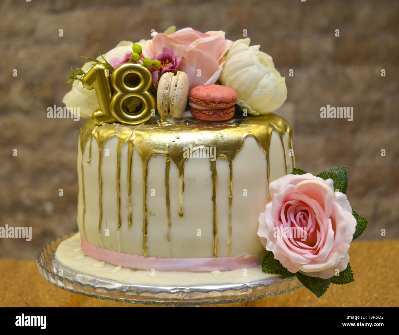Golden tarta de cumpleaños con el número 18 y rosas en el pastel Fotografía  de stock - Alamy