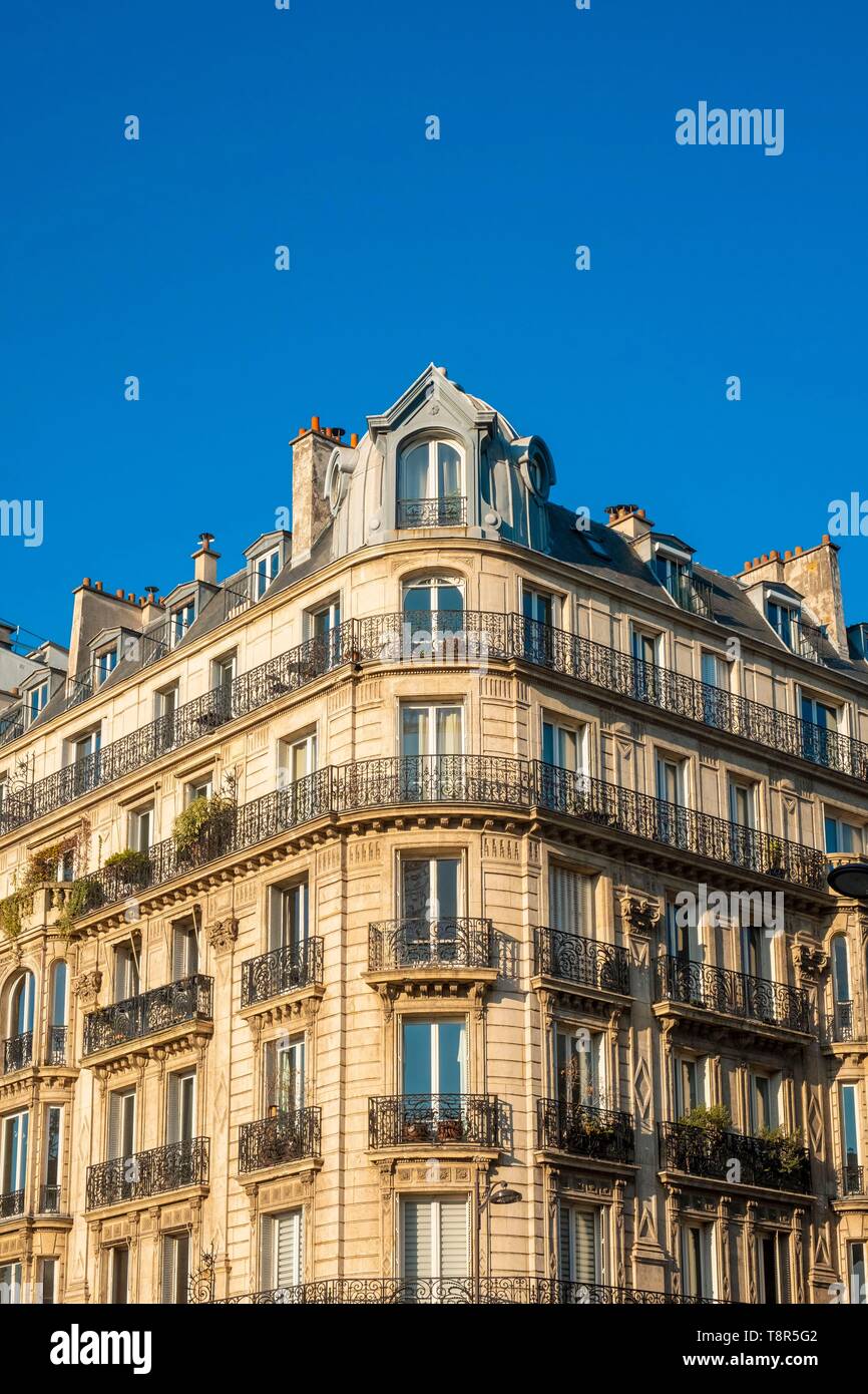 Francia, Paris, fachada de edificio haussmaniano Foto de stock