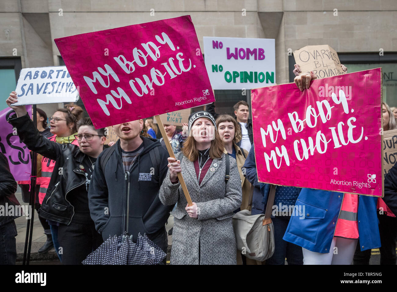 La mujer grupos Pro-Choice incluyendo hermana partidario, el derecho al aborto y a los médicos en el Reino Unido para la elección del Reino Unido se oponen a manifestantes anti-abortista en Westminster. Foto de stock