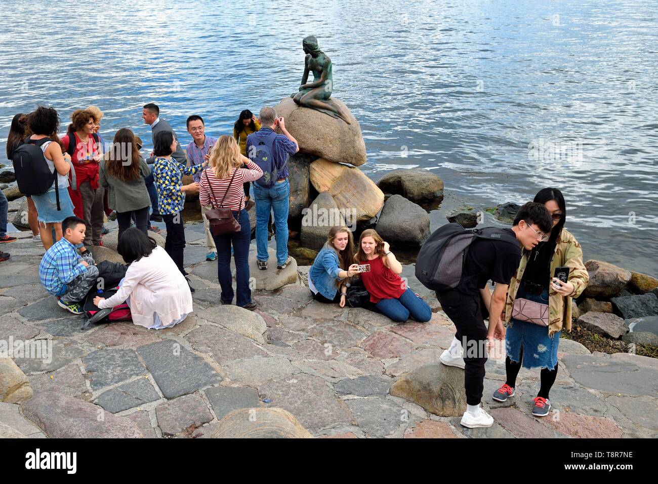 Dinamarca, Zelanda, Copenhague, los turistas delante de la Sirenita en su roca, la estatua de bronce de Edvard Eriksen Foto de stock