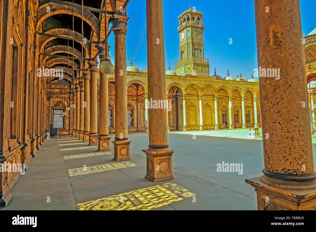 Las columnas del patio de la mezquita de Ali Pasha (o Mezquita de Alabastro) El Cairo Egipto Foto de stock