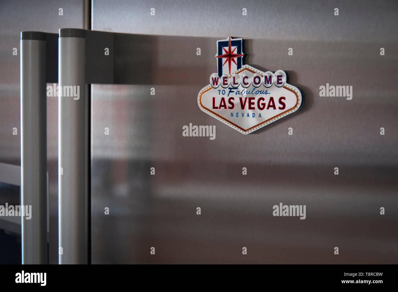 Las Vegas nevera imán acoplado a una moderna nevera de acero inoxidable Foto de stock